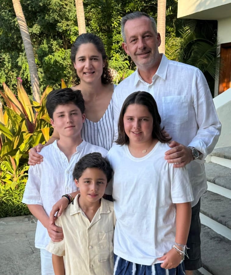 Lorena Ochoa y Andrés Conesa con sus hijos, Pedro, Julia y Diego / Foto: Facebook