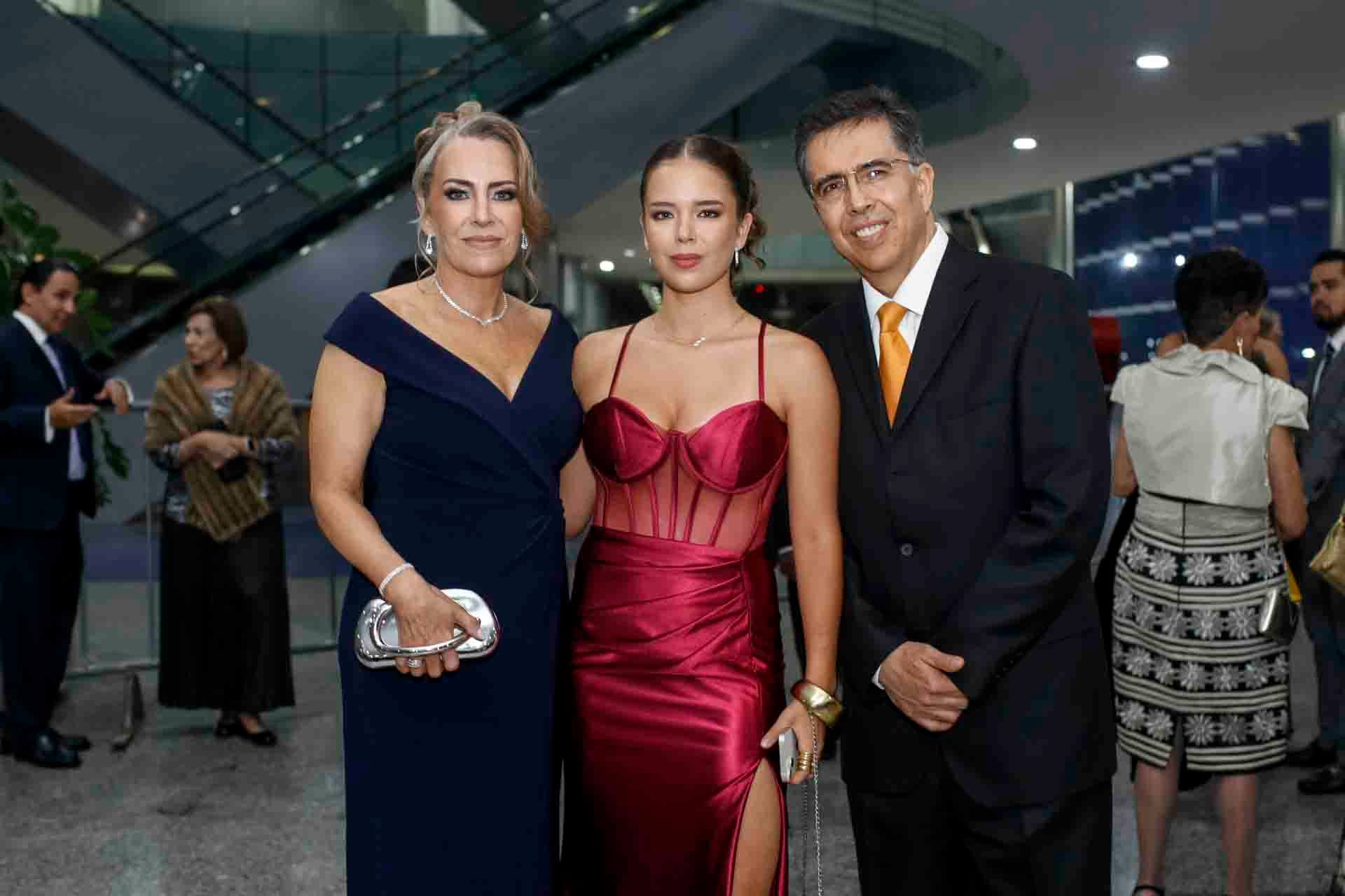 Jacqueline Bahnsen, Amaya y Manuel Pérez. (Foto: Esteban Torreblanca)