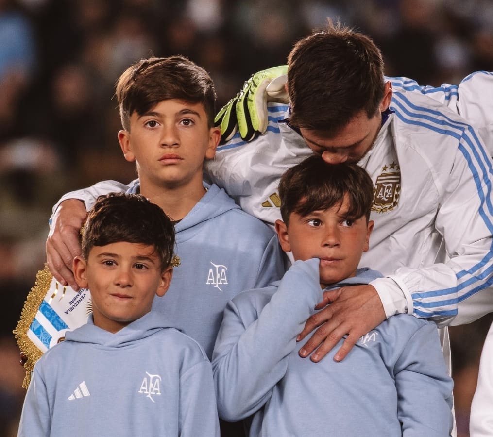 Lionel Messi con sus hijos Thiago, Ciro y Mateo. (Foto: Instagram)