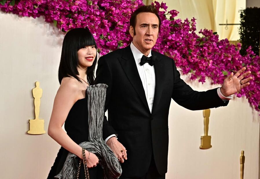 Nicolas Cage y Riko Shibata en los premios Oscar 2024 / AFP