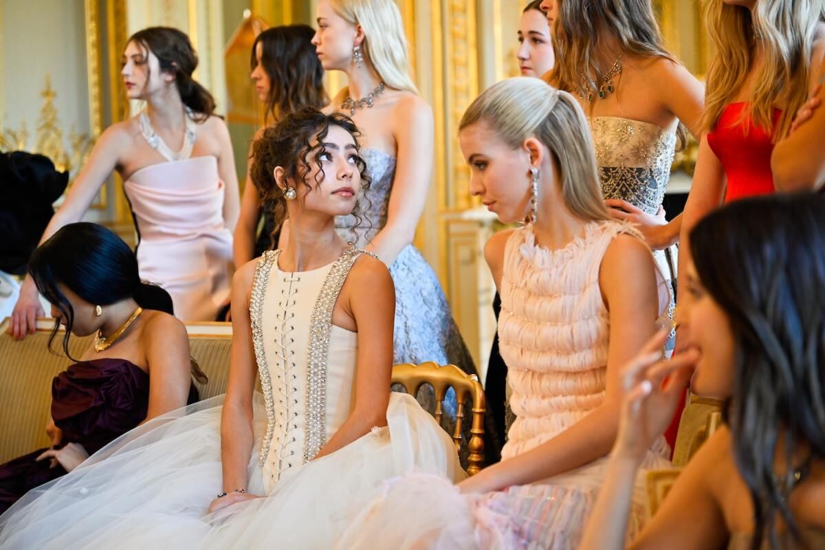 Mina Muniz Tschape, vestida por Gaultier Paris y Oona Finch, de Chanel. (Foto: Studio Vanssay)