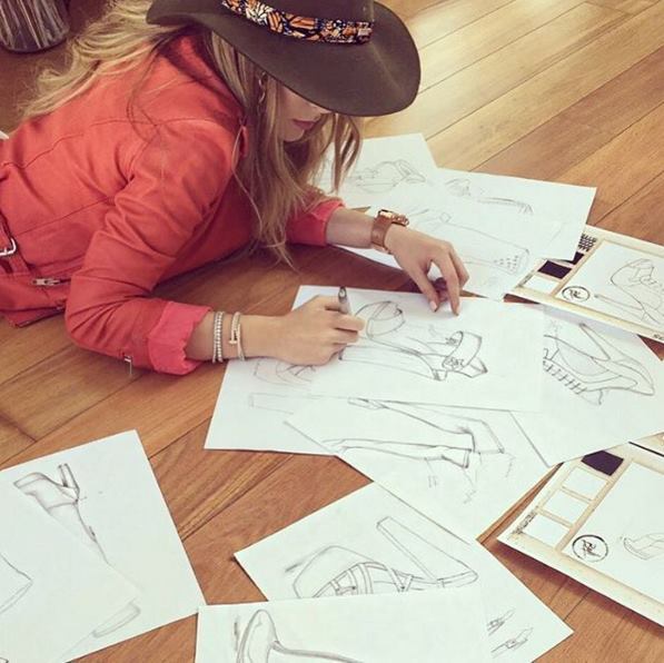 Belinda se estrena como diseñadora de zapatos
