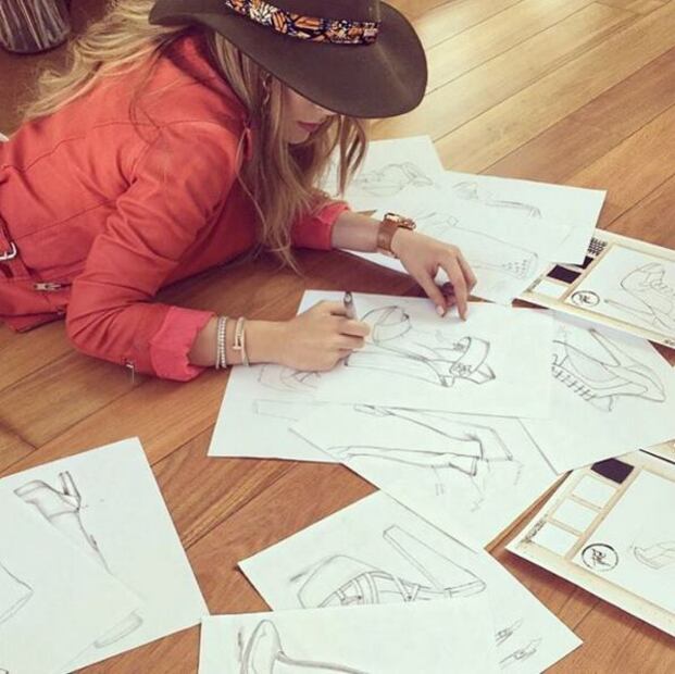 Belinda se estrena como diseñadora de zapatos