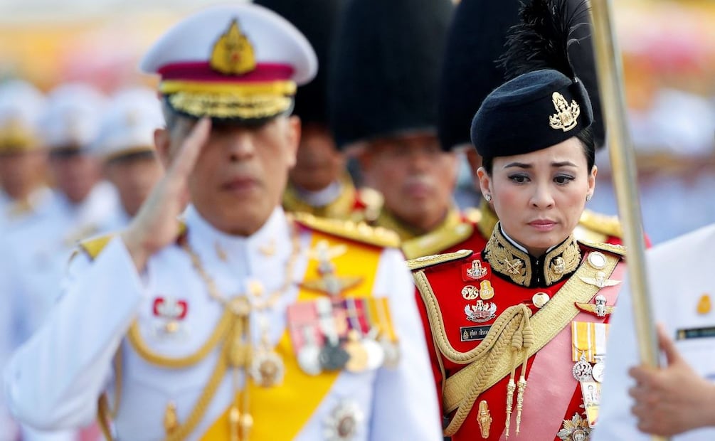 El rey de Tailandia entrega 39 títulos universitarios a su esposa en un día 