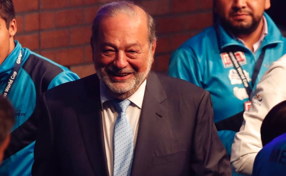 Carlos Slim posa recuperado y sonriente con amigos