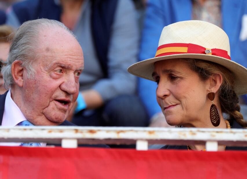 Juan Carlos I junto a la infanta Elena / Foto: EFE