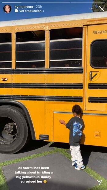 Travis Scott le regaló un autobús escolar a Stormi, su hija con Kylie Jenner
