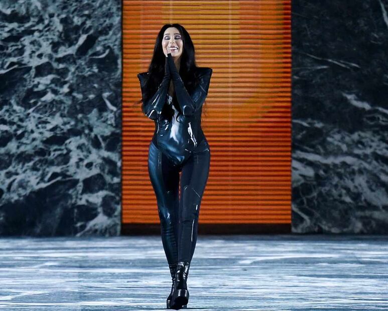 Cher desfila fabulosa, vestida con un ajustado traje, en la pasarela de Balmain