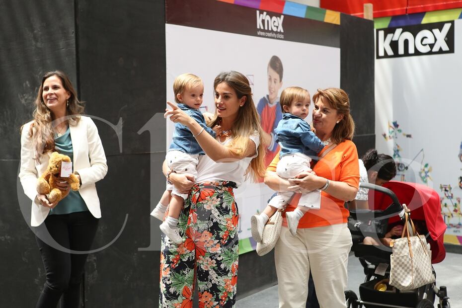 EN PORTADA: Paola Albarrán y sus trillizos Fernando, Pablo y Natalia Landeros