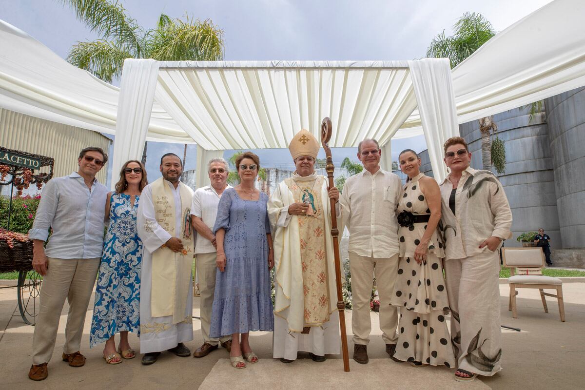 Benjamín Argüelles, Angélica
Cetto, Francisco Barragán, Fidel Gutiérrez, Alejandra Cetto y Rafael Valdez con Luis, Mónica y Adriana Cetto. (Foto: Edgar Silva Fuentes)