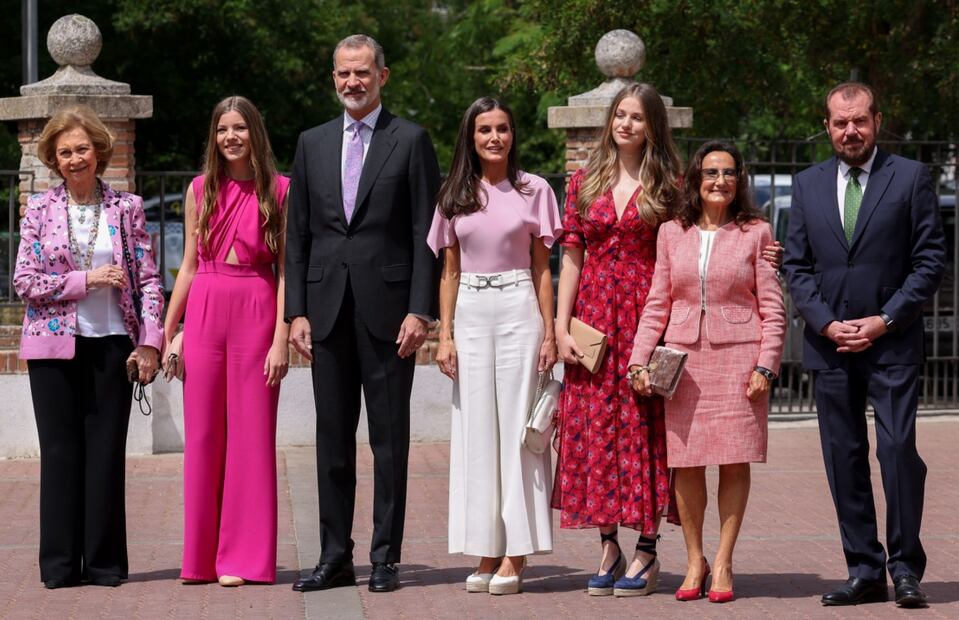La reina emérita Sofía, la infanta Sofía, el rey Felipe VI, Letizia de España, la princesa Leonor,  Paloma Rocasolano y Jesús Ortiz, papás de la reina Letizia / EFE