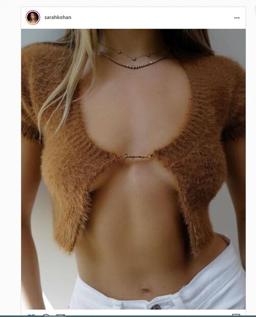 Sarah Kohan posa braless con el top de moda de Jacquemus