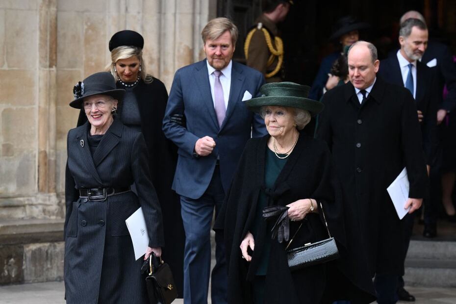 La reina Isabel II es captada con lágrimas en la misa en memoria del príncipe Felipe