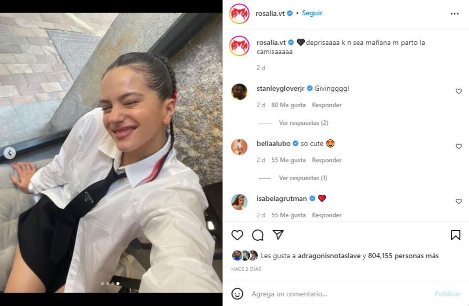 Rosalía presume su estilo de colegiala con minifalda negra
