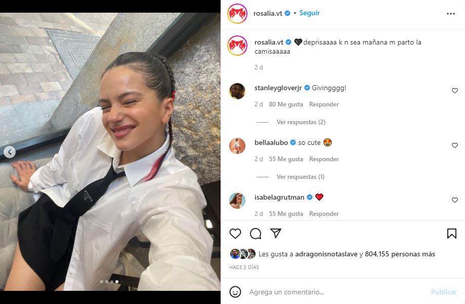 Rosalía presume su estilo de colegiala con minifalda negra