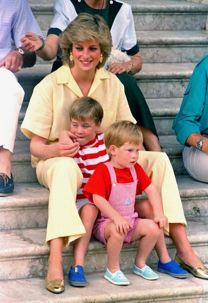 El príncipe William sorprende a los fans de Lady Di afuera del Palacio de Kensington 