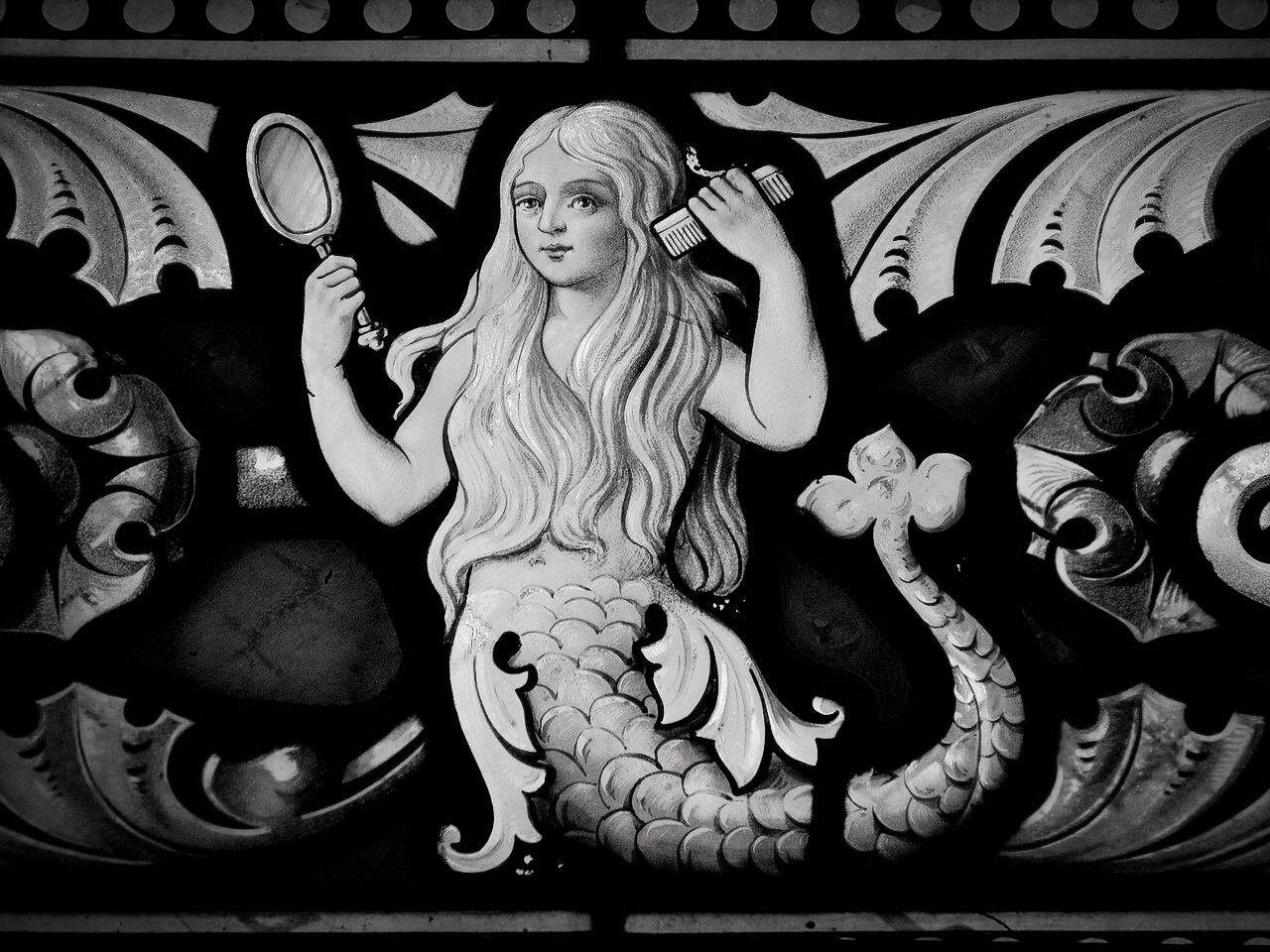 La familia real británica y su relación con Melusina, la sirena que te inspira a beber café 