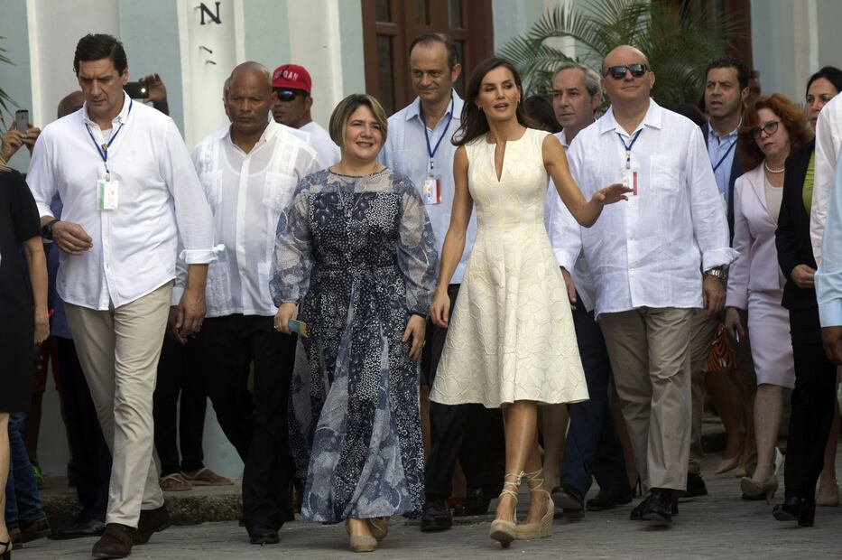 Foto: La reina Letizia y el rey Felipe con un perro callejero se hace viral