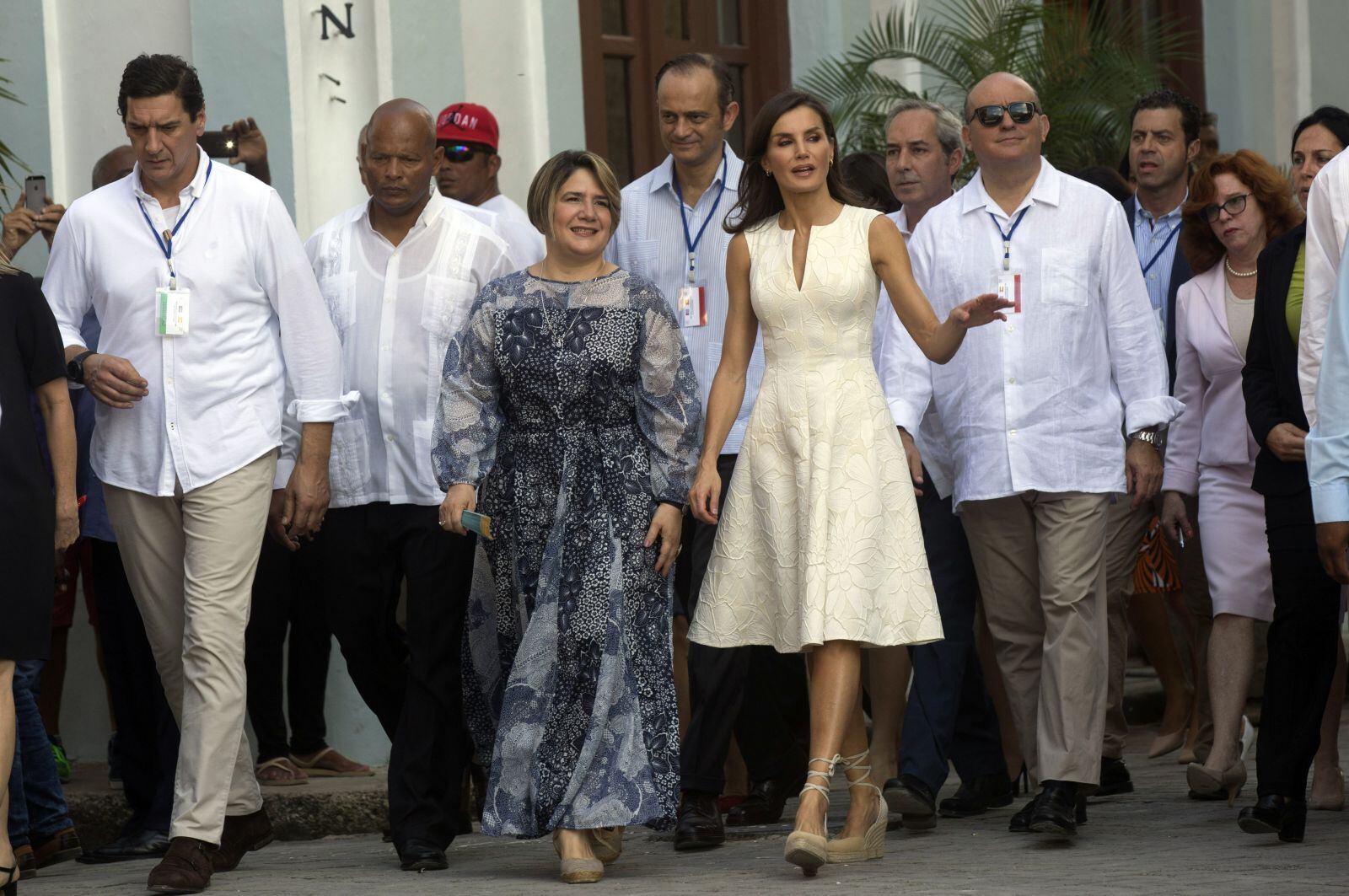 Foto: La reina Letizia y el rey Felipe con un perro callejero se hace viral