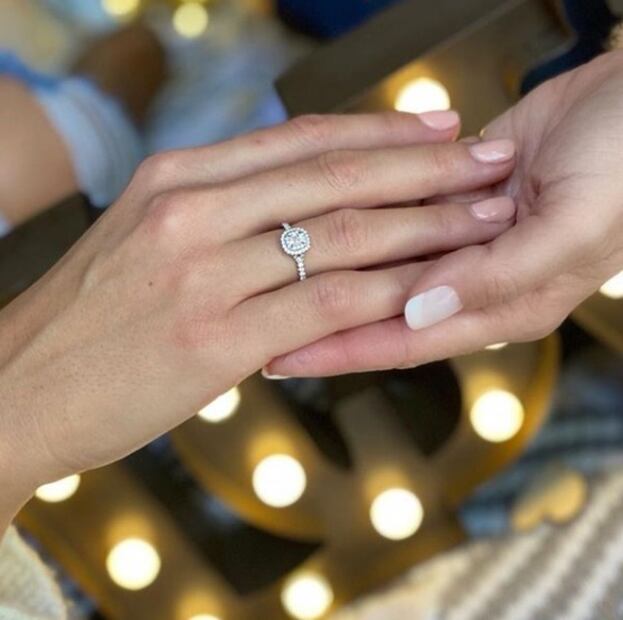 Montserrat Oliver y Yaya Kosikova se comprometen 