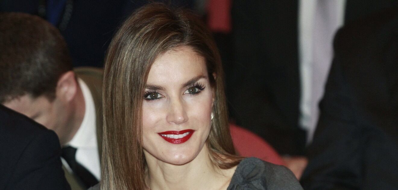 <p>El pasado de la reina Letizia no se ha olvidado y la ha puesto en el foco de la prensa más de una vez. (Fotos: DailyMail y EFE)</p>
