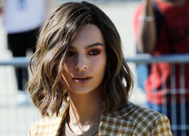 Emily Ratajkowski y su esposo posan para divertidas fotos con atuendos iguales