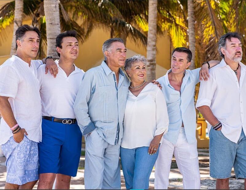 Foto: Sergio Mayer comparte conmovedora postal de su familia completa