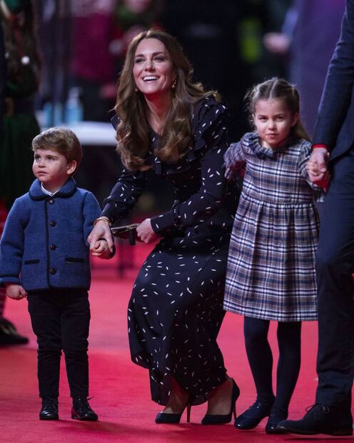 Kate y William con sus hijos desfilan en la alfombra roja para apoyar el teatro en Londres