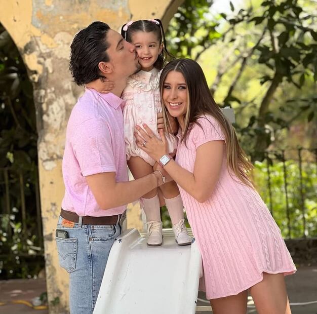 Alex Fernández y Alexia Hernández con Mia, su hija / Foto: Instagram