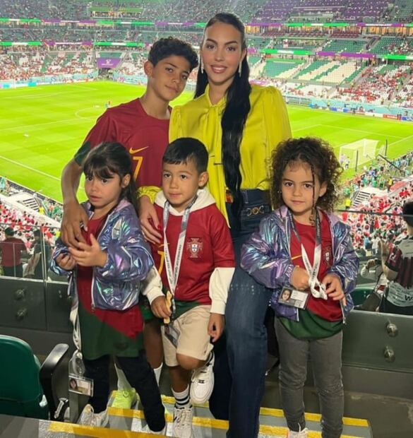Georgina Rodríguez apoyando a Cristiano Ronaldo junto a sus hijos, Cris Jr., Mateo, Eva y Alana / Instagram