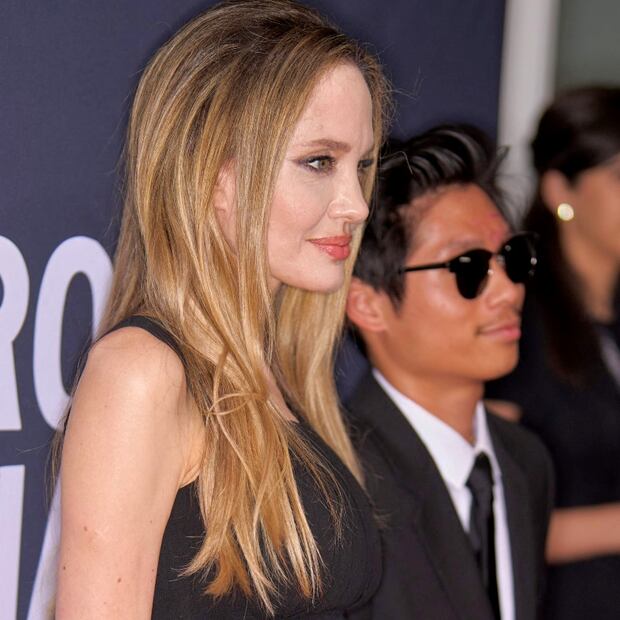 Angelina Jolie con Pax Thien, uno de sus hijos con Brad Pitt / Foto: AFP