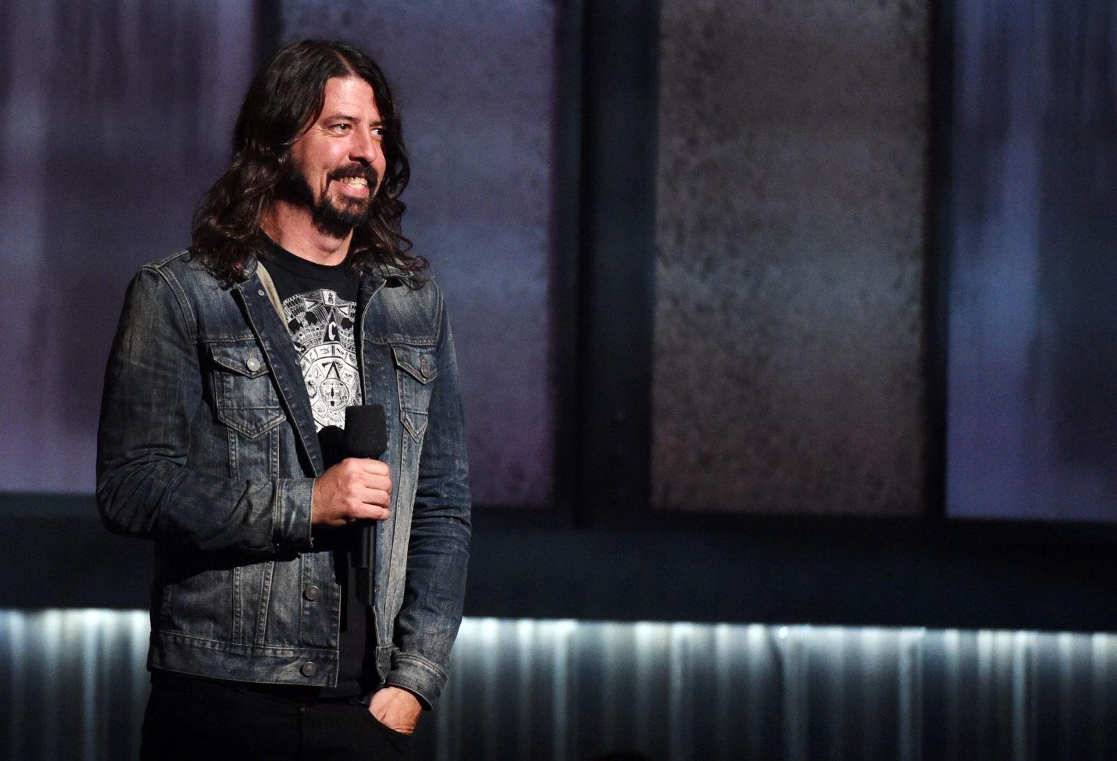 El cantante Dave Grohl se reúne con los miembros de Nirvana junto a su hija Violet Maye Grohl para un evento especial
