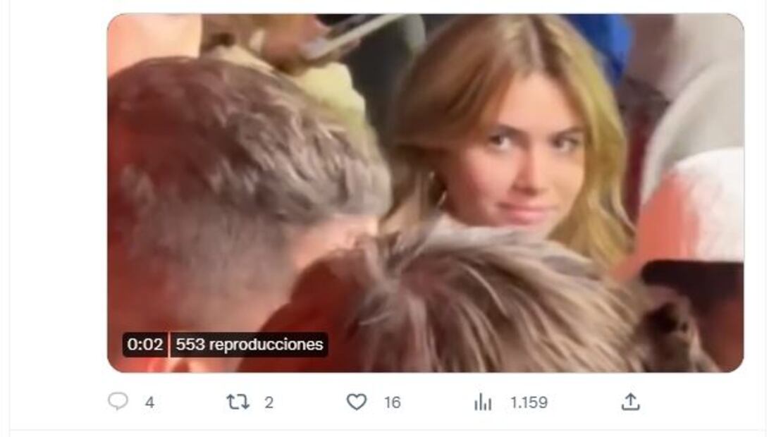 Gerard Piqué y Clara Chía sellan rumores de crisis con un besazo público