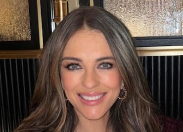 Elizabeth Hurley deslumbra con el look de encaje y transparencias más sexy