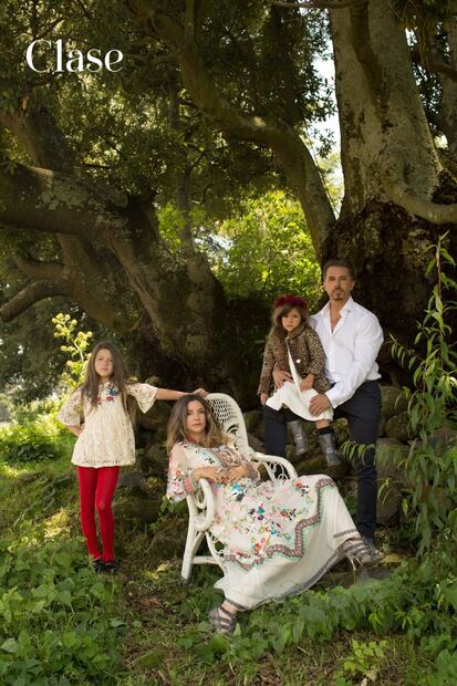 EXCLUSIVA: Issabela Camil y Sergio Mayer posan con sus hijas Antonia y Victoria desde su rancho 