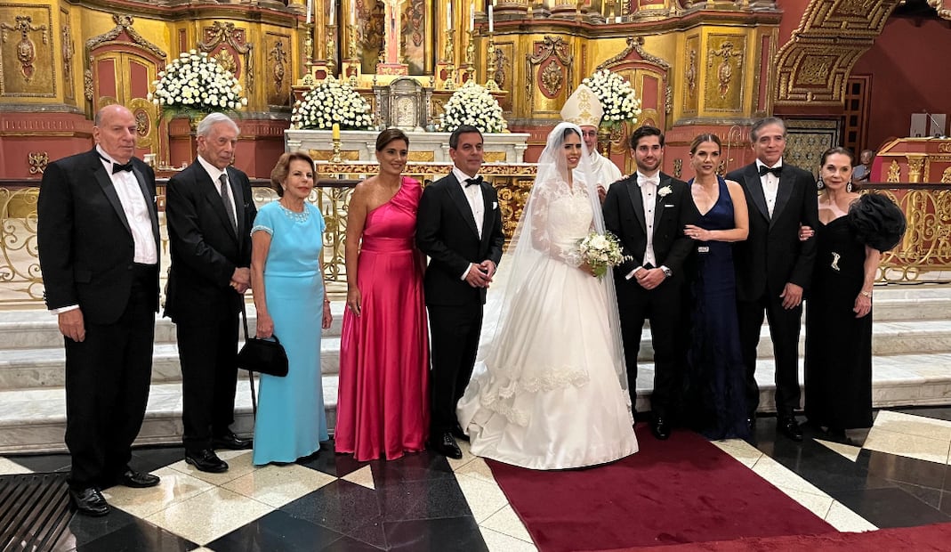 El momento más familiar de Mario Vargas Llosa y Patricia Llosa durante la boda de su nieta
