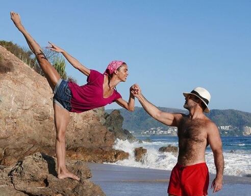 Biby Gaytán y su hijo Eduardo Capetillo se suman al #YogaChallenge