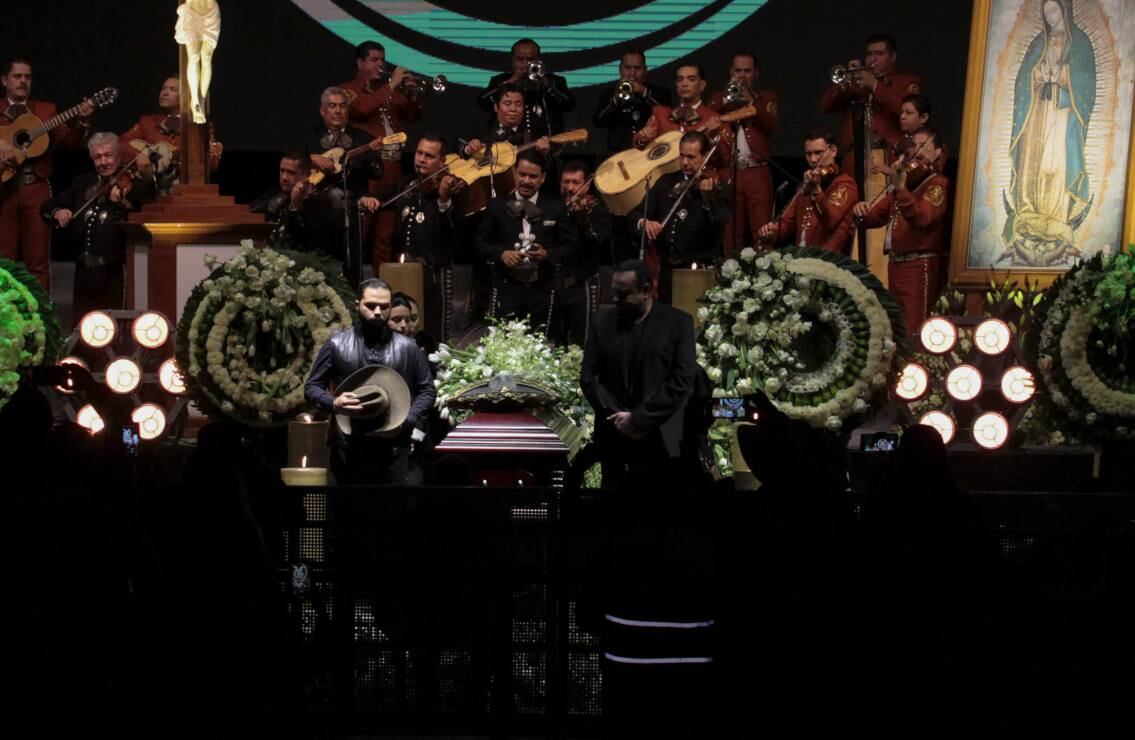 Ángela Aguilar y su familia presentes en el homenaje a Vicente Fernández
