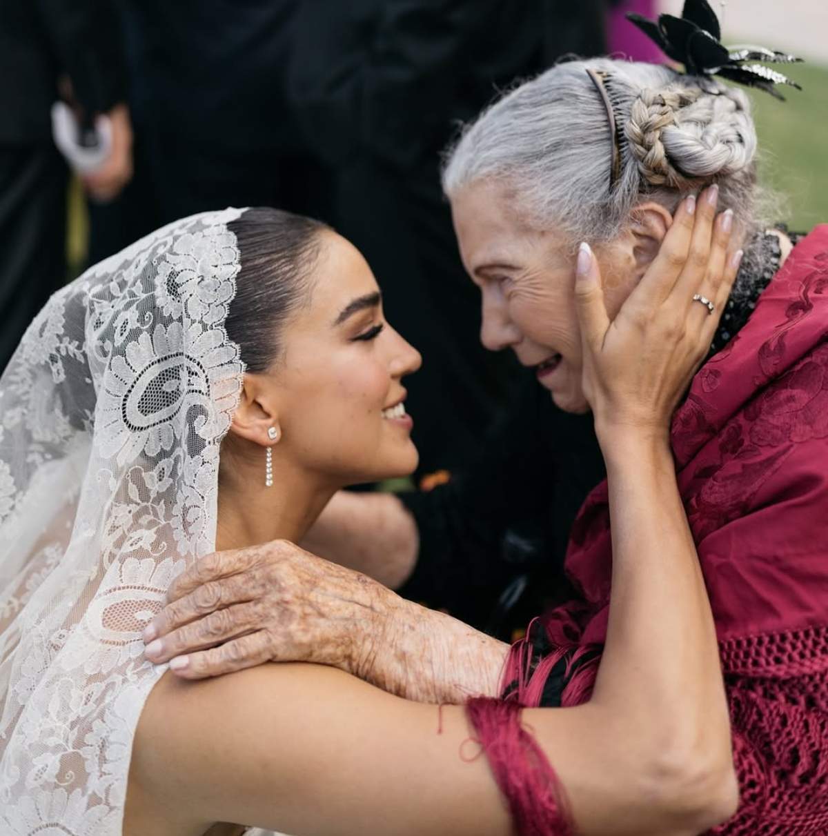 Ale Capetillo junto a su abuelita, María del Carmen Vázquez Alcaide / Foto: Instagram @alecapetilloga