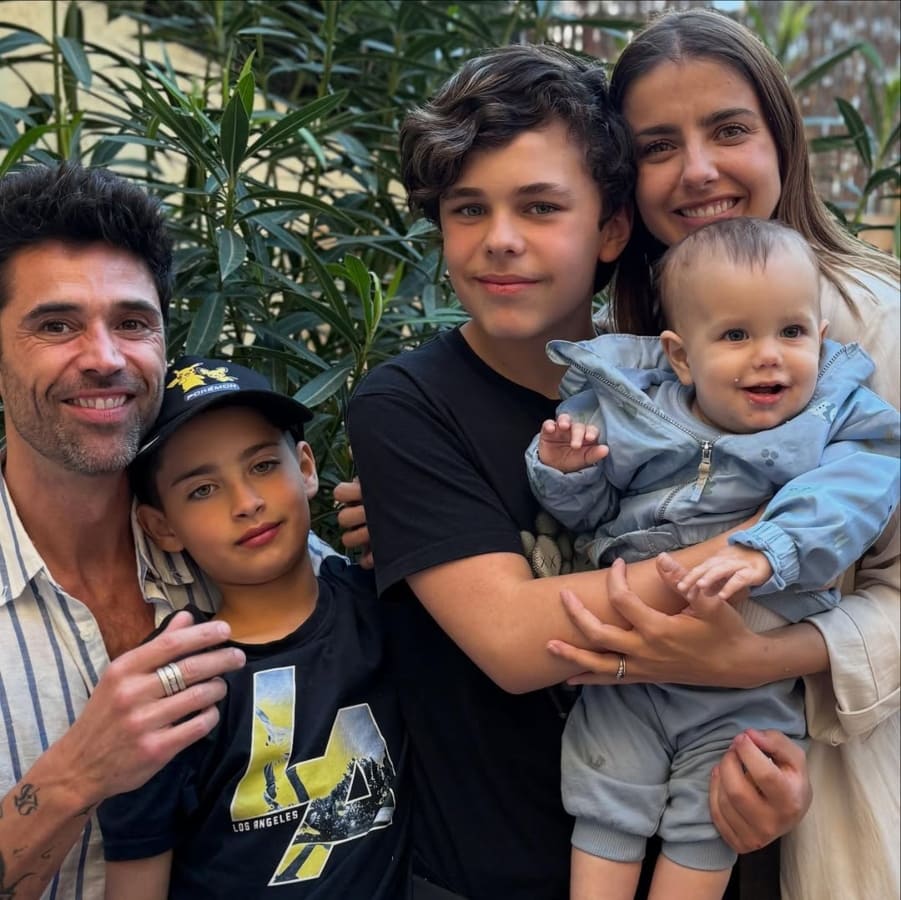 Michelle Renaud y Matías Novoa con Marcelo, Axel y Milo / Foto: Instagram