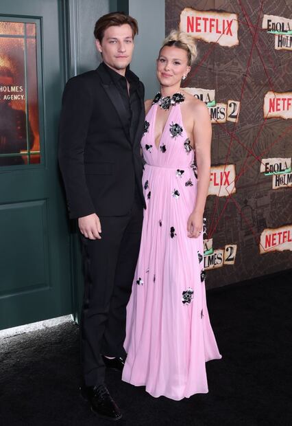 Millie Bobby Brown posa en bikini blanco junto a su novio Jake Bongiovi
