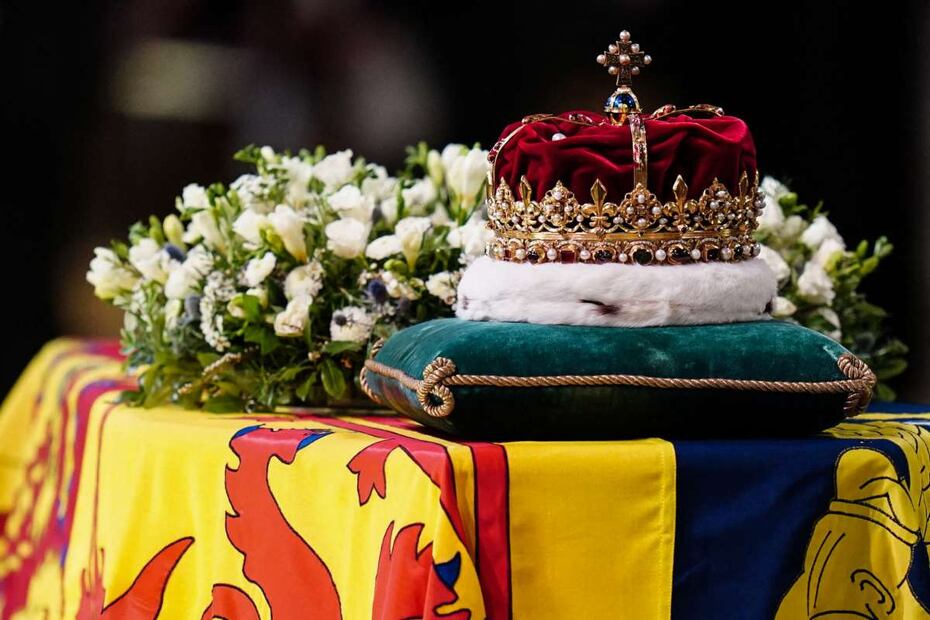 Carlos III, Ana del Reino Unido, el príncipe Andrés y Eduardo de Wessex encabezan la procesión del féretro de Isabel II