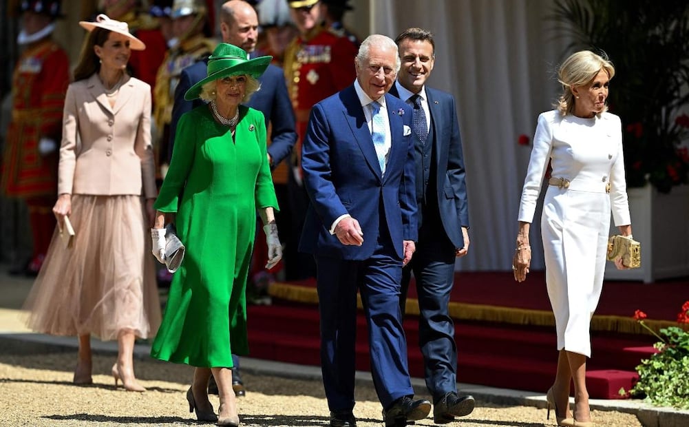 Kate Middleton, el príncipe William, los reyes Carlos III y Camila caminan junto a Emmanuel y Brigitte Macron / Foto: Dylan Martinez - AFP