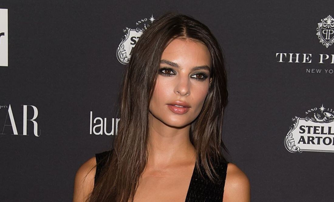 Emily Ratajkowski luce una maxi gabardina pero sin ropa debajo