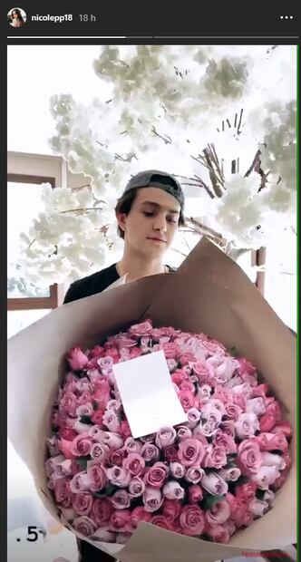 Nicole Peña recibe espectacular ramo de rosas de su novio Alejandro Espinosa