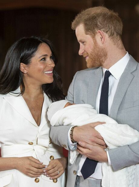 Meghan Markle y el príncipe Harry dan marcha atrás: los captan cenando en barato bar inglés 