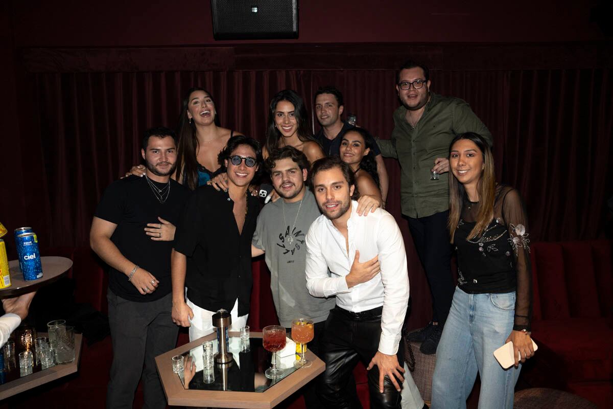 Manolo festejó con sus amigos más cercanos. (Foto: Héptor Arjona)