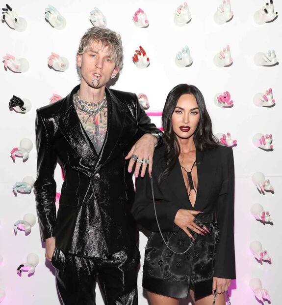 Megan Fox y Machine Gun Kelly tienen el manicure más intenso del año ¡encadenados!