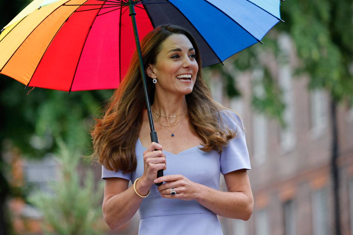 El fantástico look de Kate Middleton en un día de lluvia
