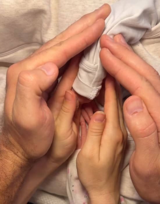 Martha Higareda y Lewis Howes con sus gemelas / Foto: Instagram